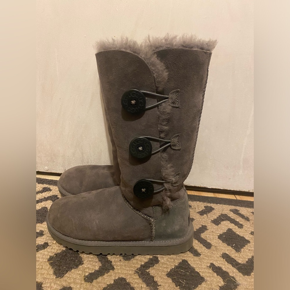 Women’s tall Bailey button light grey UGGS size 6